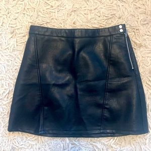 Vegan leather mini-skirt with chrome zipper. Zara. Moto.